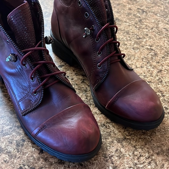 Gianni Bini Maroon Skull Embellished Low Profile Combat Boots Size 10 - Picture 2 of 9